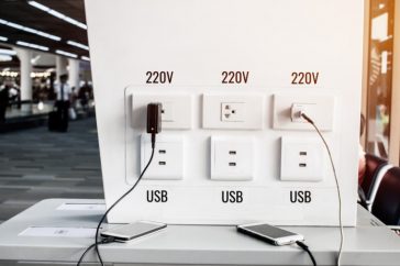 Airport_USB_outlets-900×506